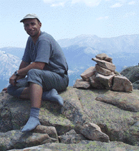 Bernd auf dem Gipfel mit Aussicht ins Landesinnere