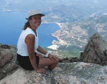 Sandra auf dem Gipfel mit Blick auf den Strand von Porto